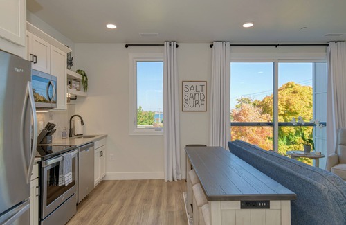 Traverse City Condo | 1 Mi to Ski Area: Penthouse Condo in Traverse City