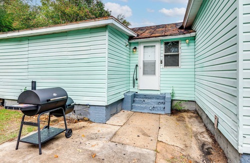 Greenville House | 1 Mi to Stadium: Home w/Porch in Greenville!