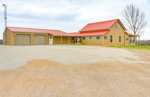 Oak Grove House | 1 Mi to Table Rock Lake: Home w/Furnished Patio!