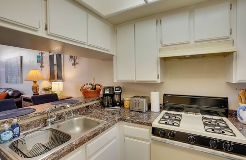 Franklin Condo | 1 Mi to the Ocean: Long Beach Condo w/Pool Access