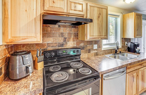 Coeur d'Alene House | 1 Mi to Tubbs Hill & Lake: Midtown Home w/Yard!