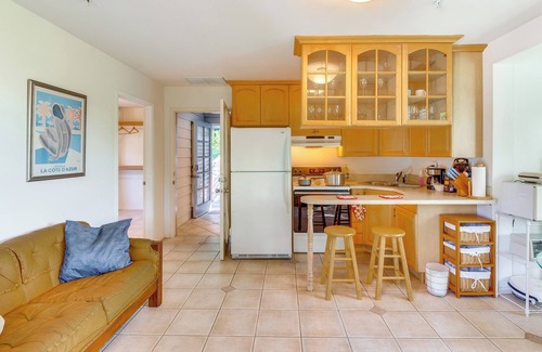 Bel Air Apartment | < 1 Mi to UCLA: Pet-Friendly Couples Retreat!