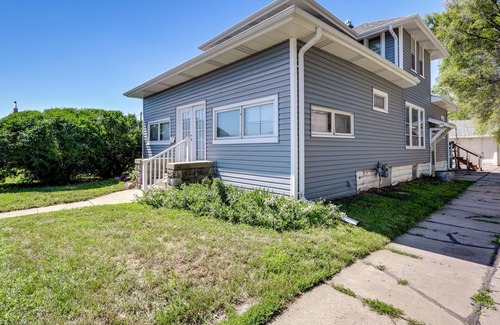 Lincoln House | 1 Mi to UNL: Group Getaway w/Game Area