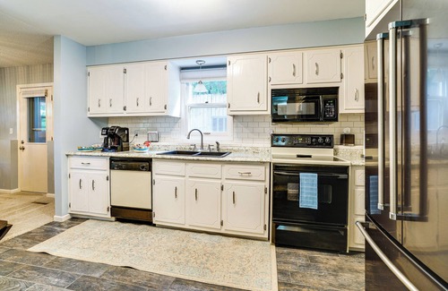 White Bear Lake Apartment | 1 Mi to White Bear Lake & Dtwn: Twin Cities Escape