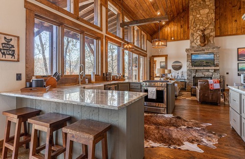 Blue Ridge House | 1 mile to downtown. 5 king, 2 queen beds, heated pool, hot tub, private mtn top.