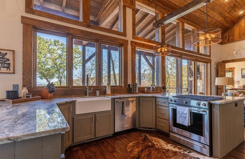 Blue Ridge House | 1 mile to downtown. 5 king, 2 queen beds, heated pool, hot tub, private mtn top.