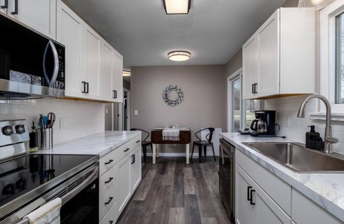 Vermilion Cottage | 1 Mile to Lake, CLEAN, Private Yard, Fireplace, Memory Foam, Parking, Netflix