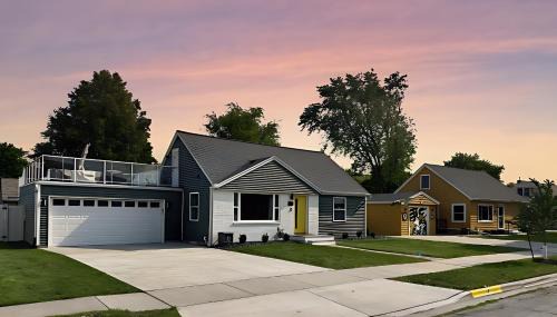 Green Bay House | 1 Min - Lambeau Rooftop Entertainment Garage