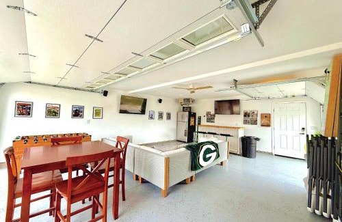 Green Bay House | 1 Min - Lambeau Rooftop Entertainment Garage