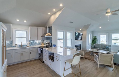 Nags Head House | ⭐️1 min to Beach!🏊‍♂️Heated pool included; Hot Tub; Pets; Ocean Views; Arcade!