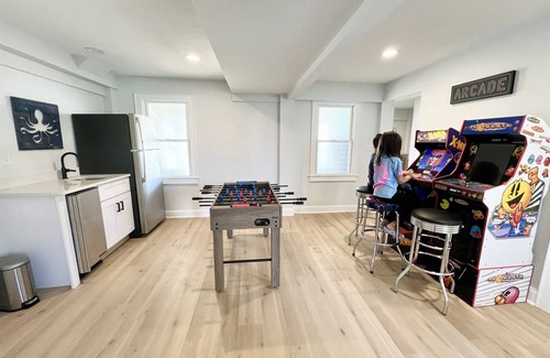 Nags Head House | ⭐️1 min to Beach!🏊‍♂️Heated pool included; Hot Tub; Pets; Ocean Views; Arcade!