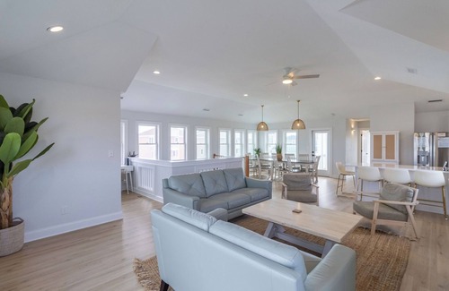 Nags Head House | ⭐️1 min to Beach!🏊‍♂️Heated pool included; Hot Tub; Pets; Ocean Views; Arcade!