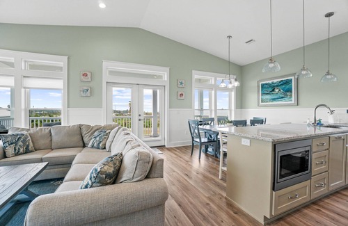 Port St. Joe House | 1-Min to Beach | Pool | Boat Parking | Sleeps 10 | Gulf View | Elevator