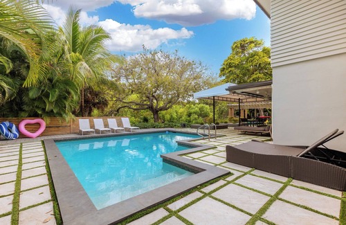 Birch Park Finger Streets House | <1 Min WALK to Beach, Heated Pool, Modern Oasis, 5 bedroom, 8 beds, 4 bathrooms