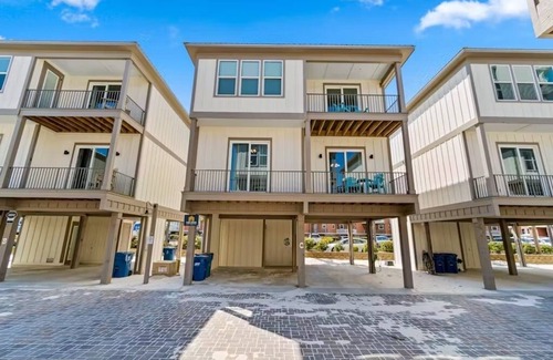 Gulf Shores House | 1 Min walk to beach | Sleeps 10 | Pool & Pier