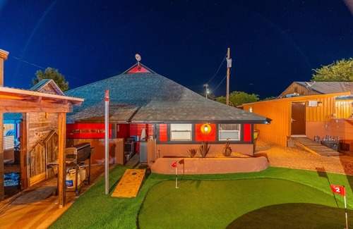 Tombstone House | 1 min walk to O.K. Corral & Allen St. Perfect for families & dog friendly.