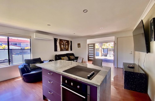 Marcoola House | 1 min walk to SLSC beach, LUXURY, Wifi, PETS, Aircon, pingpong ~ Marcoola House