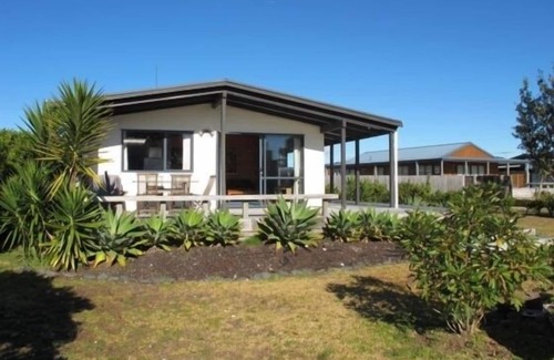 Matarangi House | 1 minute to the Beach