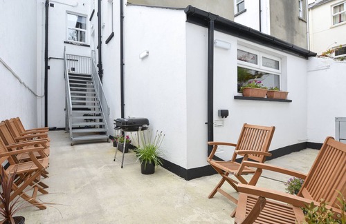 Ballycastle Apartment | 1 minute to the beach! Family-sized Apartment near the Marina
