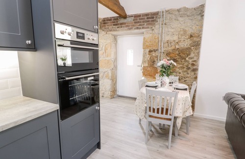 Llangefni Cottage | 1 MOUNTAIN VIEW, pet friendly, character holiday cottage in Llangefni