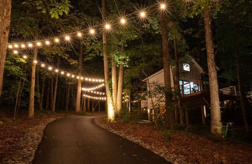 Groveoak Cabin | #1 (Oak) Luxury Treehouse near Lake Guntersville