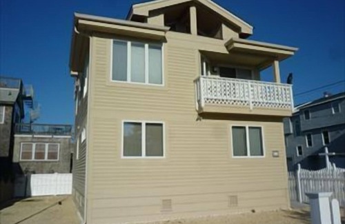 Beach Haven Gardens House | 1 OFF THE OCEAN IN BEACH HAVEN GARDENS