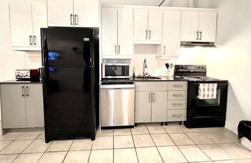 Villeray Apartment | #1⭐PLAZA ST-HUBERT⭐️METRO JEAN-TALON⭐️JARRY PARK