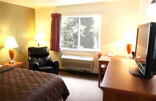 Kellogg Apartment | 1 Queen Bed Room at FairBridge Inn & Suites Kellogg