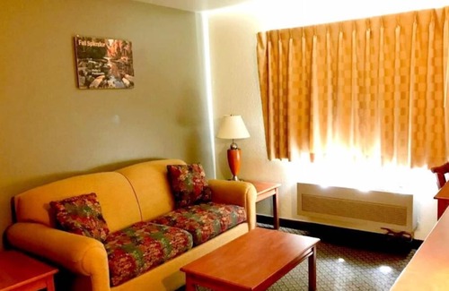 Kellogg Apartment | 1 Queen Bed Room at FairBridge Inn & Suites Kellogg