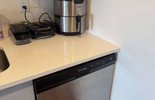 Ledbury - Heron Gate - Ridgemont - Elmwood Condo | 1 Room With Private Washroom in a shared 2Br 2 Bathroom cozy condo