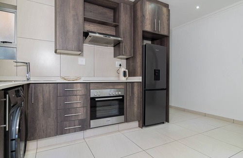 Sandown Apartment | 1. St Tropez Sandton Luxury Suites - 1 Bedroom Apartment with wifi