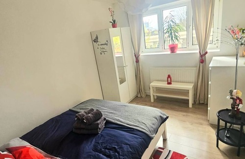 South Bermondsey Apartment | 1 sunny bedroom near Tower Bridge