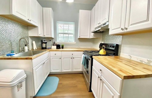 Del Mar House | #1 SunnyBungalowByTheBay 1BDR 5 min2Beach & Downtn