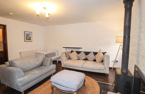 Haverfordwest House | 1 THE BARN, pet friendly, with hot tub in Haverfordwest