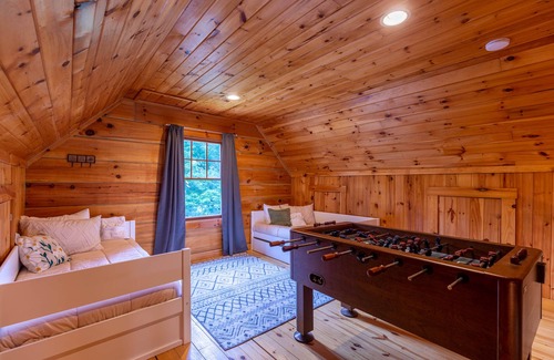 Vilas House | 1 Treetops Retreat - 10 minutes to downtown Boone, pet friendly!