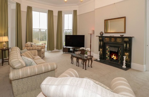 Menai Bridge Cottage | 1 TYN Y CAEAU APARTMENT, family friendly in Menai Bridge