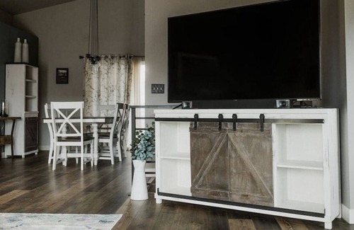 Rapid City Apartment | #1 Upstairs Bengal · Modern House - Private Hot Tub!!!