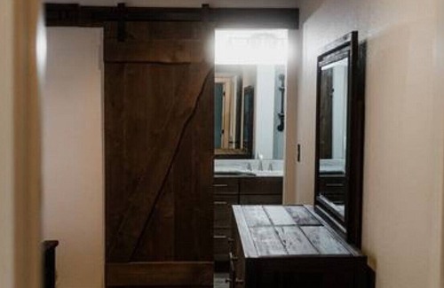 Rapid City Apartment | #1 Upstairs Bengal · Modern House - Private Hot Tub!!!