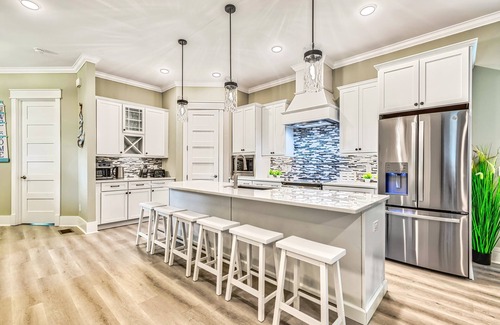 Folly Field House | #1 voted best house for big groups, pool, private putting green, EV Charger, Kid's bunk house