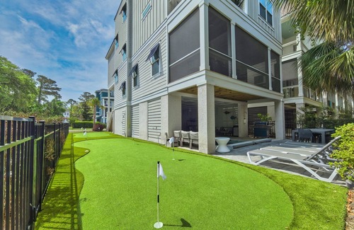 Folly Field House | #1 voted best house for big groups, pool, private putting green, EV Charger, Kid's bunk house