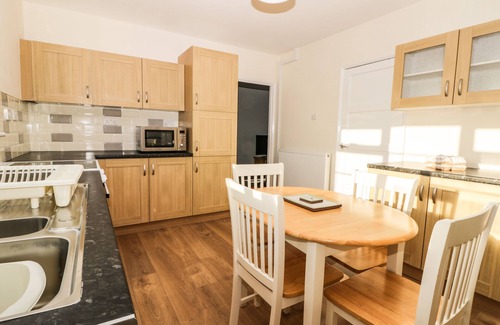 Arnold Cottage | 1 WOODHOUSE COTTAGES, pet friendly, with a garden in Skirlaugh
