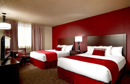 Laughlin Hotel | 1 x Sedona Pool View Queen Non Smoking Room at Edgewater Casino Resort