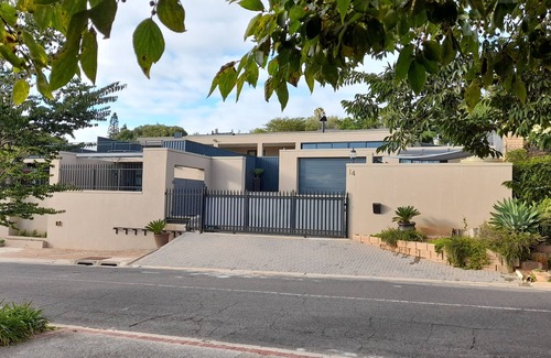 Eikenbosch House | 10-12 Sleeper large family home with pool in Bellville, Cape Town