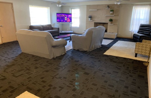 Lindenwood Park House | 10,458 sq ft 15 bedroom / 6 bathroom Home for Groups