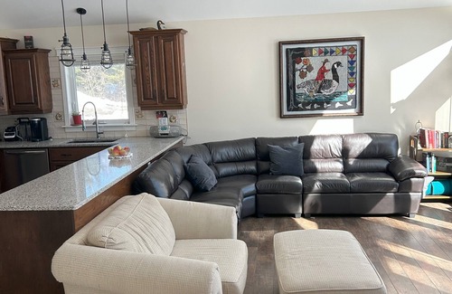 Huntington House | 10 acres all to yourself! Escape to our bungalow. Family and Pet friendly.