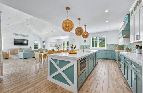 Bradenton Beach House | 10 Bed Home with Rooftop Deck, Pool, Putting green! Close to Beach and Shops