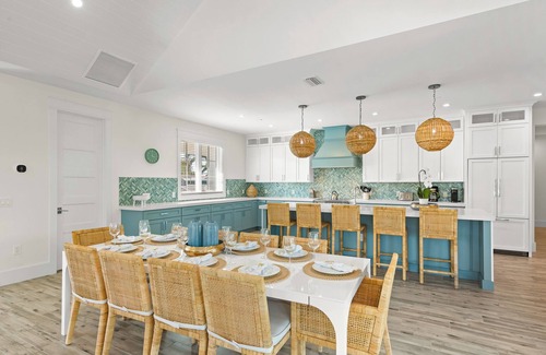 Bradenton Beach House | 10 Bed Home with Rooftop Deck, Pool, Putting green! Close to Beach and Shops