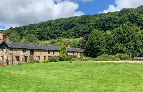Christchurch Cottage | 10 bedroom accommodation in Bampton, near Tiverton