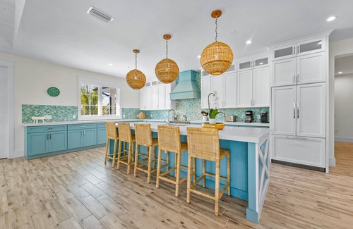 Bradenton Beach House | 10 Bedroom Home with Rooftop Deck, Pool, and Putting green! Close to Beach and S