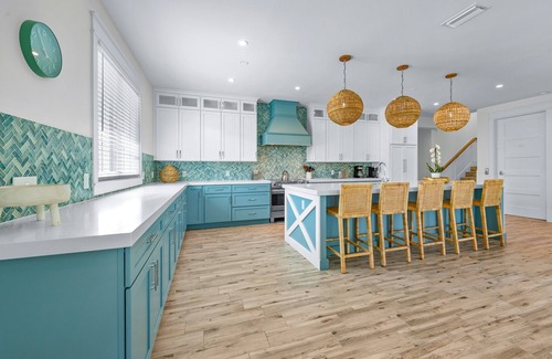 Bradenton Beach House | 10 Bedroom Home with Rooftop Deck, Pool, and Putting green! Close to Beach and S